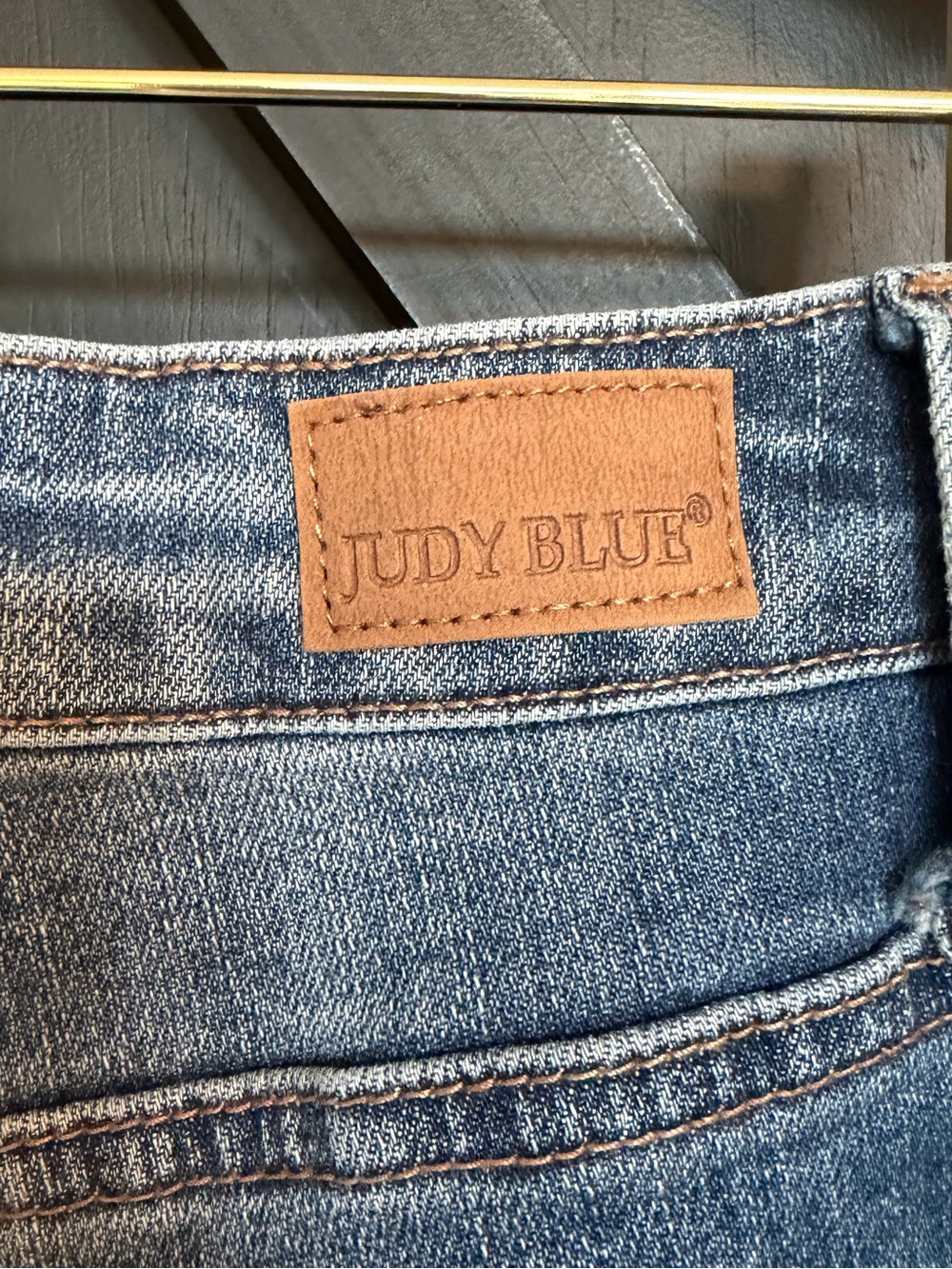 Judy Blue High-Waist Wide Leg Cropped Jeans in Medium Wash, Size 5/27 (US 6) - Picture 10 of 13